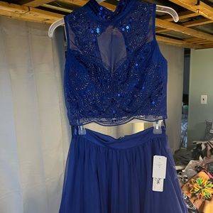 Two piece Blue homecoming dress size 5 tags still on it